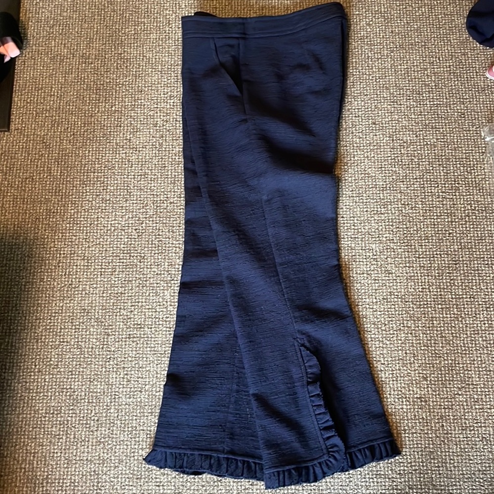 Super cute Trina Turk ruffle hem crop pant - Navy Sz 4
